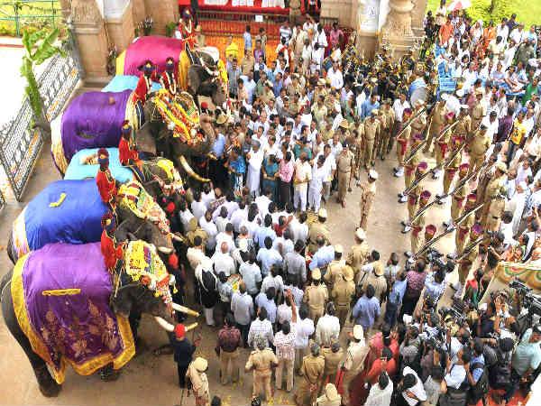 மைசூரின் தசரா கொண்டாட்டங்கள் மைசூரின் தசரா கொண்டாட்டங்கள்