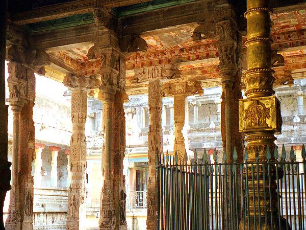 கருங்கற்கள் பதிக்கப்பட்ட பிரகாரம்