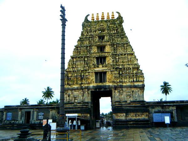 த்வஜ ஸ்தம்பம்