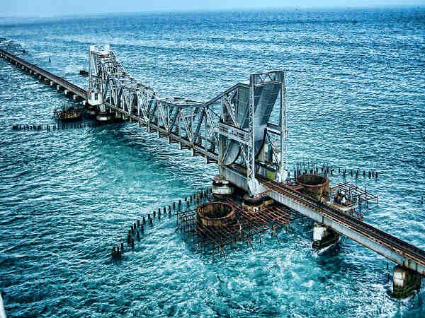 கடலுக்கு நடுவே ரயில் பயணம் :