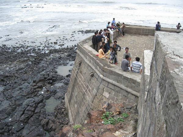 அதிகாலையில் பந்த்ரா பந்ஸ்டாண்டில் ஜாக்கிங் :