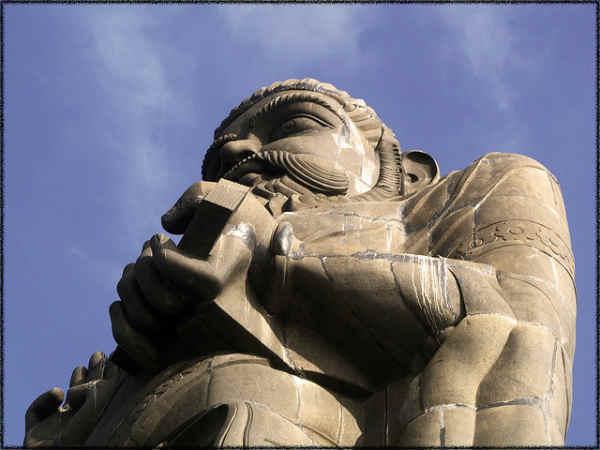 வள்ளுவர் சிலை :