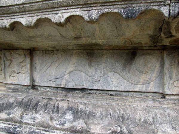 சாவிரா கம்பகள பசதி ஜெயின் கோயில் !!