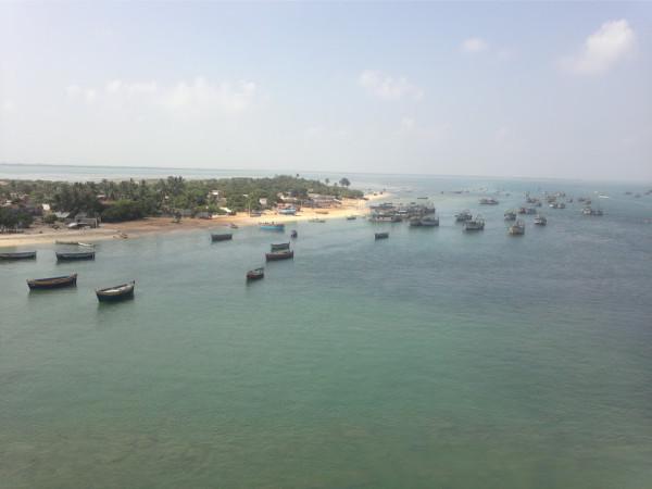 பாம்பன் பாலத்திலிருந்து தீவின் காட்சி
