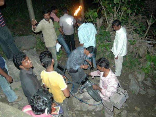 தீப்பந்தத்துடன் படப்பிடிப்பு குழு