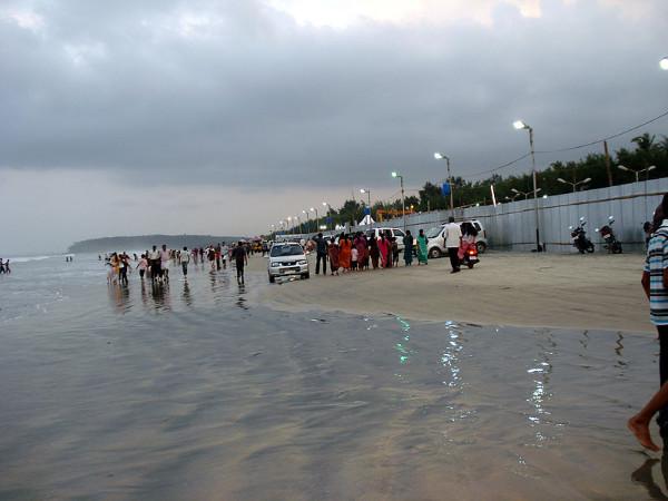 கடல் திருவிழாவில் மக்கள்