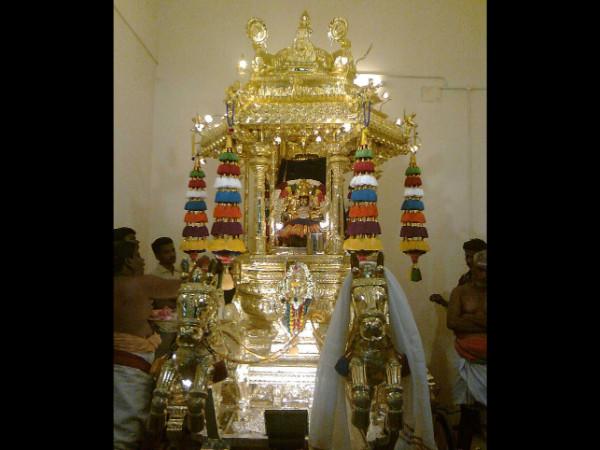 தங்கத்தேர் பவனி