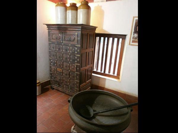 பழங்கால அலமாரி