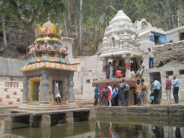 அந்தரகங்கை குகைகள்