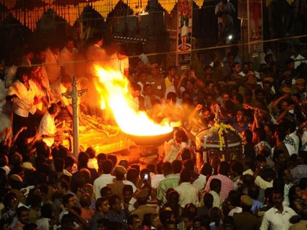 10 நாள்கள் தொடர்ந்து எரியும் தீபத்தின் உண்மை நிலை