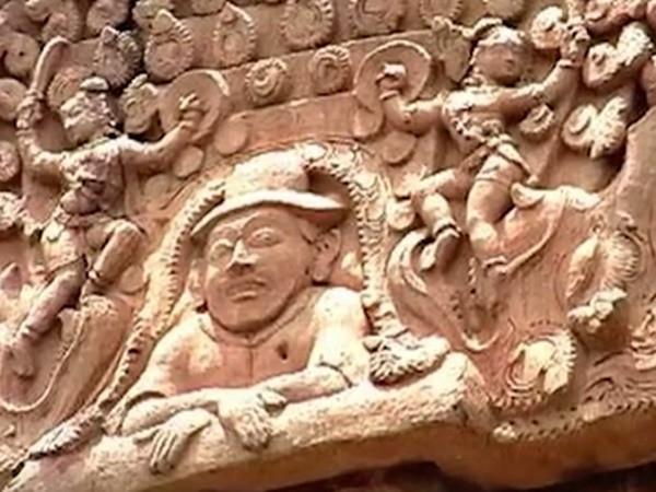 வெளிநாட்டு பயணி சிலை