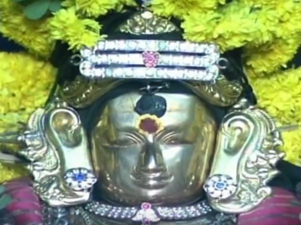 வியர்க்கும் சிங்காரவேலர் சிலை