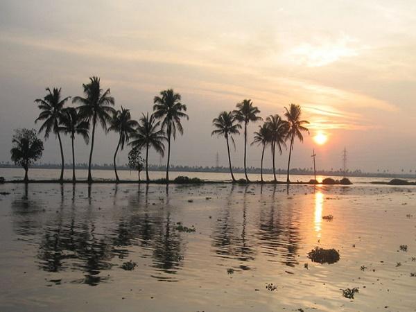 அந்தி மாலை நேரத்தில் கேரள நதிகளினோரம்