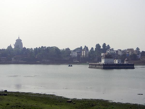 கோயில்கள் புடைசூழ