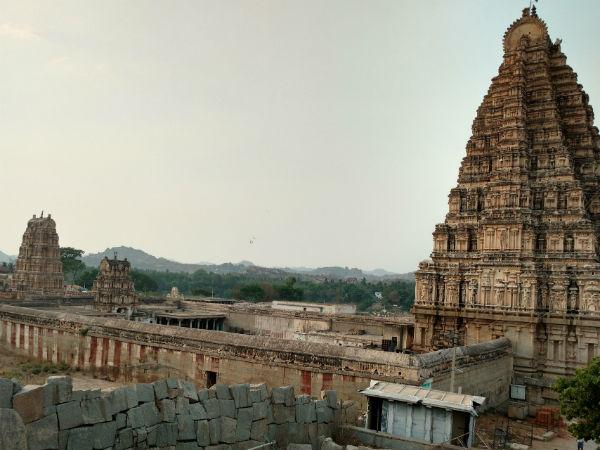 பெரிய வளாகம் சிறிய கோயில்