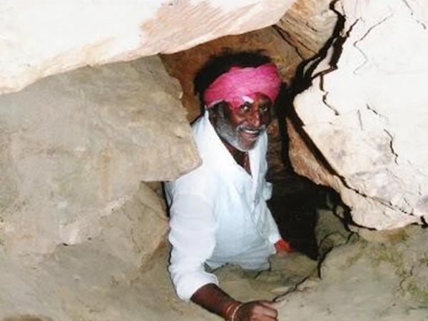 ரஜினிகாந்த் செல்லும் குகையின் ரகசியம்