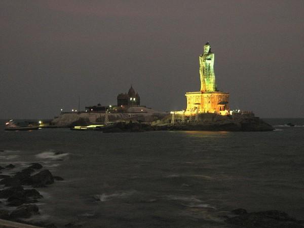 மின்னொளியில் திருவள்ளுவர்