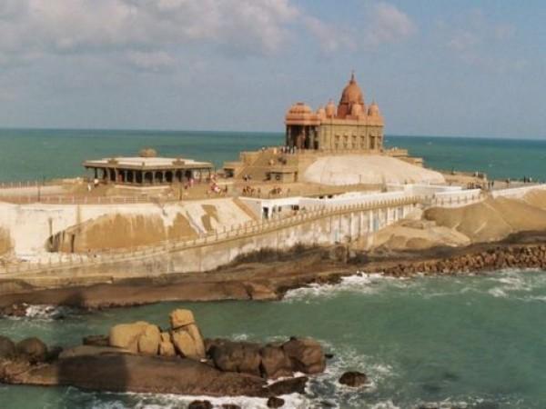 கடல் அலையில் விவேகானந்த மண்டபம்