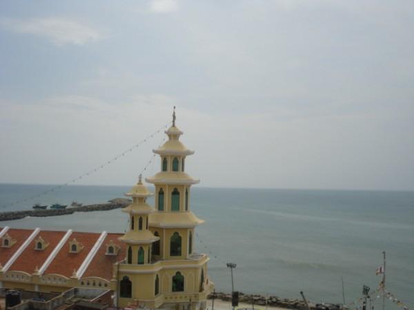 ஆரோக்யநாதர் கோயிலின் பார்வையில் கடல்