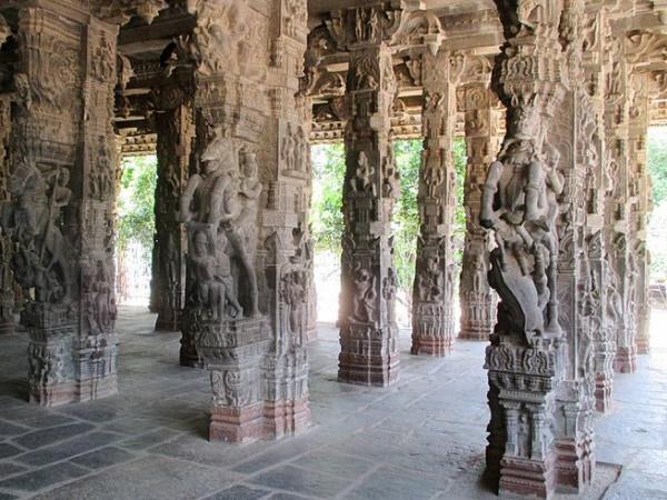 ஒரே கல்லில் செதுக்கப்பட்ட 100 தூண்கள்