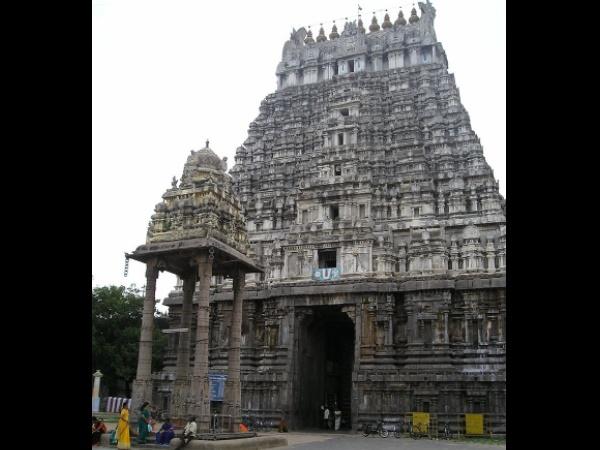 திருக்குளத்தின் கிழக்குத்திசையில்