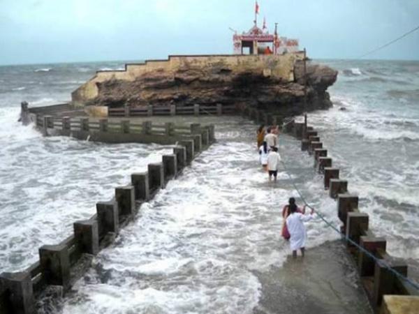 பக்தர்கள் எப்படி செல்கிறார்கள்