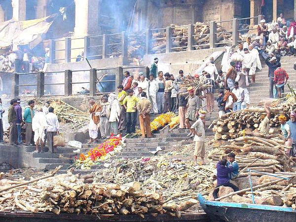 கியூவில் நிற்கும் பிணங்கள்