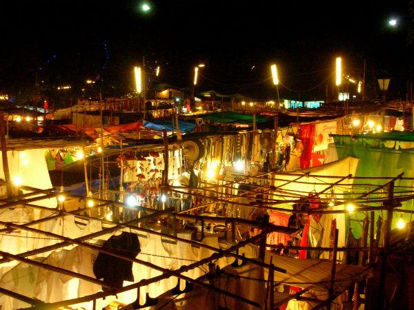 அர்போராவில் சனிக்கிழமை இரவு காணப்படும் கடைத்தெரு: