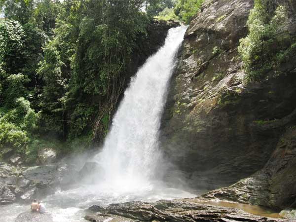 சூஜிபாறை நீர்வீழ்ச்சியில் கால் நனைத்து மகிழலாம்: