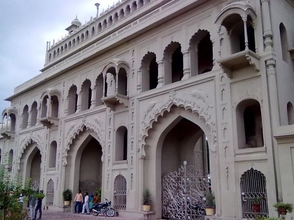 தூண்களும் இல்லை தாங்கிகளும் இல்லை