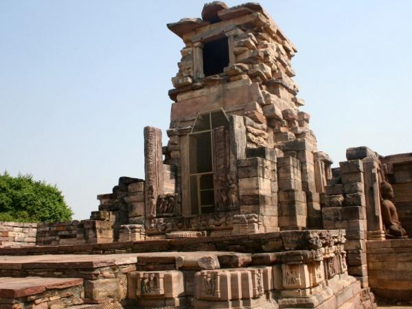 மண்ணுக்குள் இருந்த புத்தர்