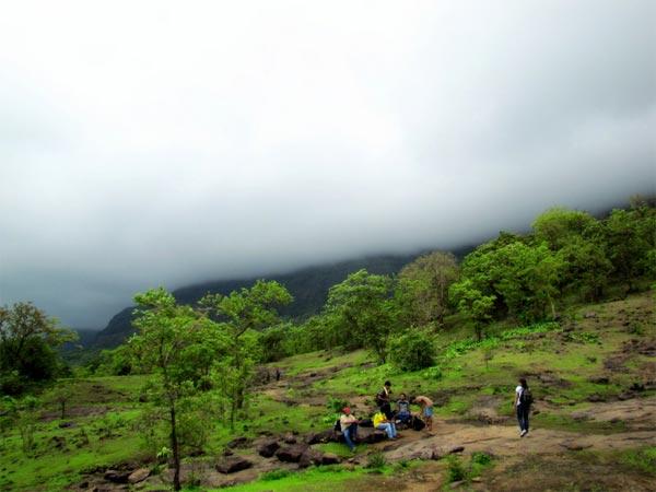 மலை ஏறும் பயணம் மற்றும் கூடாரமிடல்: