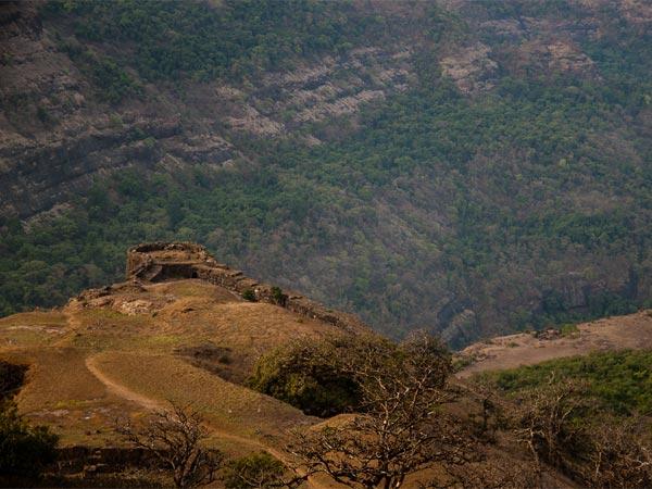 லோனாவாலாவை சுற்றி காணப்படும் மற்ற கோட்டை: