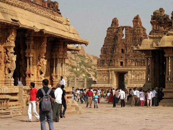 ஏன் சுற்றுலா பயணிகள் ஹம்பியில் குவிகின்றனர்?