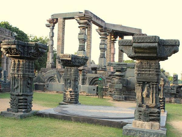 வராங்கல் கோட்டையின் வரலாறு:https://commons.wikimedia.org/wiki/File:Ruins_of_Kakatiya_fort_in_Warangal.jpg