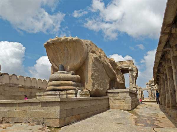 லேபக்ஷி உள் மற்றும் அதன் சுற்றுப்புறங்களில் காணப்படும் இடங்கள்:
