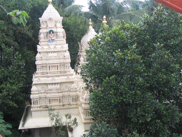 செல்லும் வழியில் காணப்படும் ஆலயங்கள்: