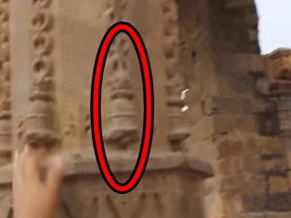 தூண்களில் மணிகள்
