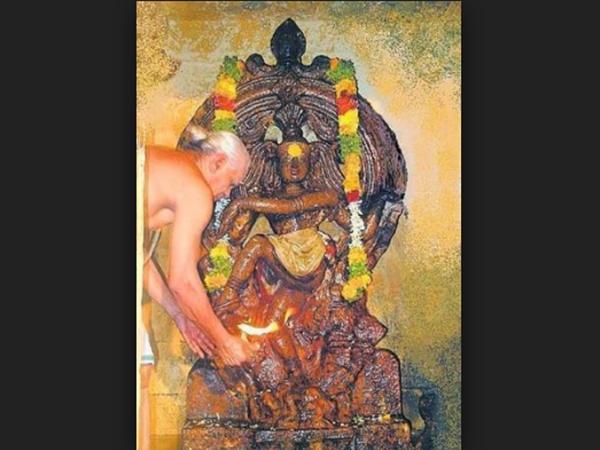 சிரித்த முகத்துடன் சிலை
