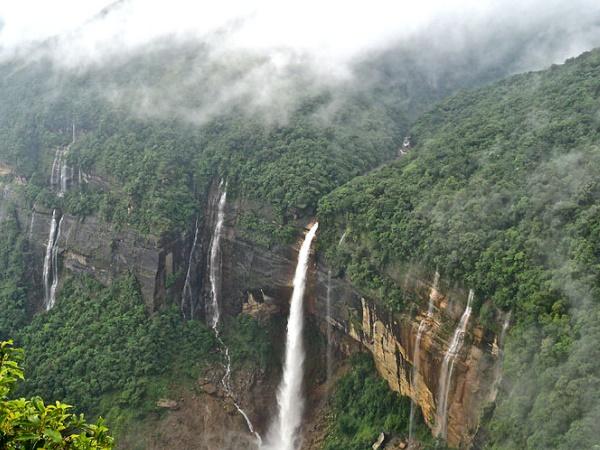 நோஹ்கலிகை வீழ்ச்சியை காண சிறந்த நேரங்கள்: