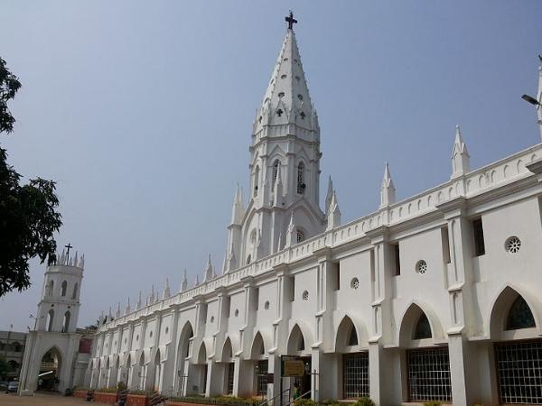 ஆறுகளுக்கிடையே