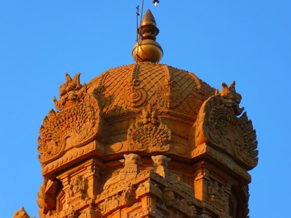 கோபுரத்தின் மீது 80டன் கல்