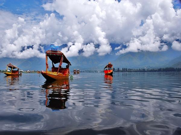 20. மகிழ்ச்சியைப் பகிரும் தால் ஏரி