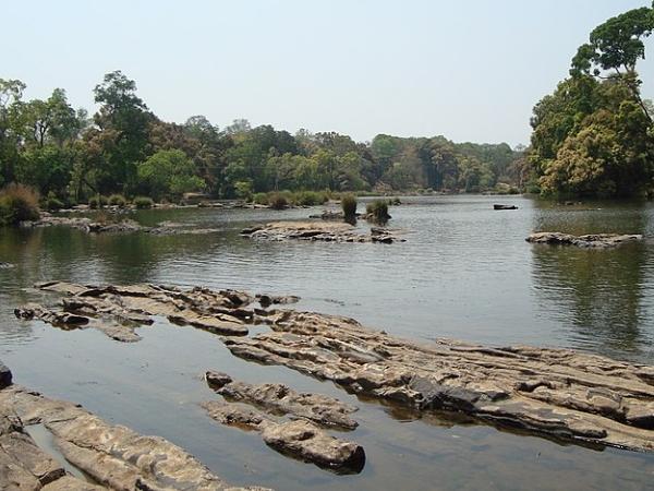 4. கூர்கில் ஓய்வுடன் ஒரு பாட்டில் பீர்
