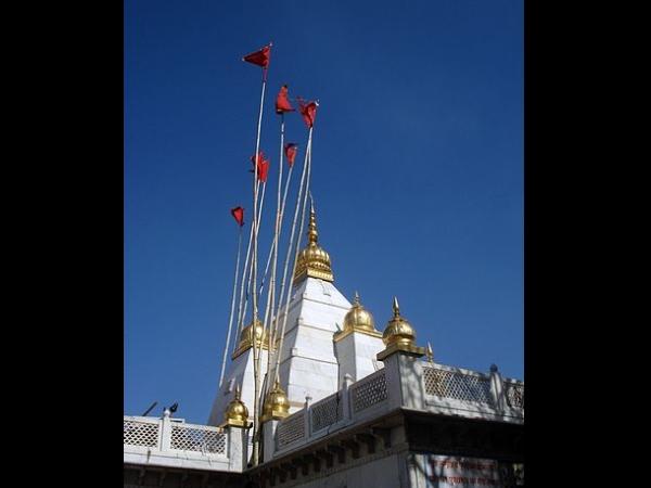 நைனா தேவிக்கு செல்வது