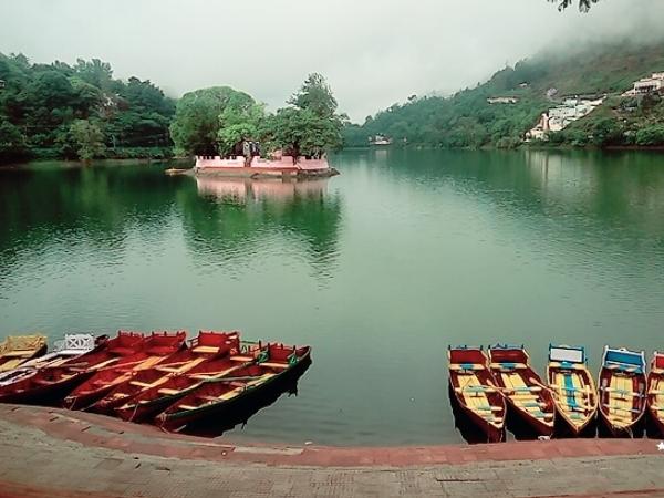 படகில் பயணம் செய்து ஏரியை ரசிப்பது