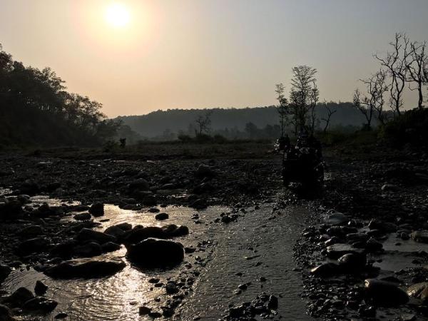 அனுமன் கார்கியில் சூரிய மறைவை ரசிப்பது
