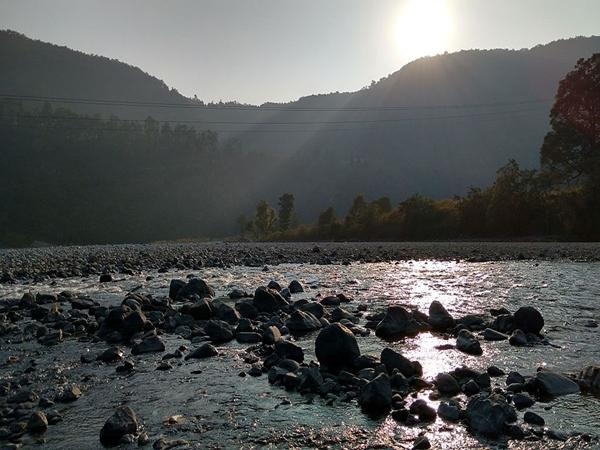 கோசி ஆற்றில் மீன் பிடிப்பது