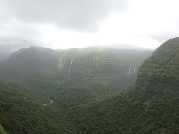 அடர்காட்டு அருவிகள்