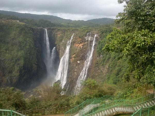 அருவிக்கு அழகூட்டும் அம்சங்கள்